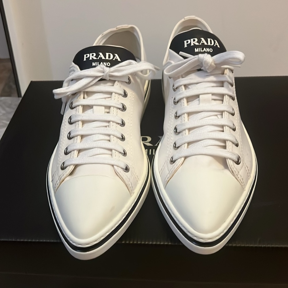 Prada - Picture 3 of 6